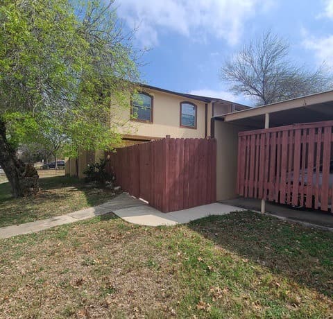 3-bedroom rental at 12020 Maplerock in San Antonio, TX — photo 2