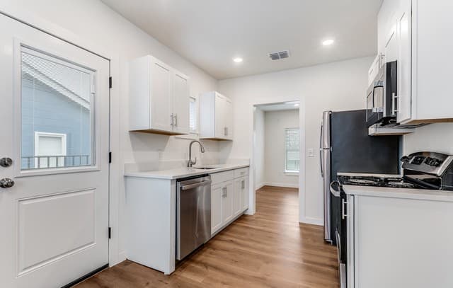 2-bedroom rental at 920 McIlvaine in San Antonio, TX — photo 2