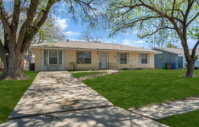 3-bedroom rental at 4862 Castle Arms Drive in San Antonio, TX — photo 2