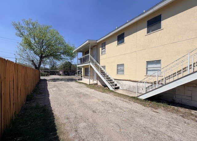 2-bedroom rental at 1418 Romero Unit 3 in San Antonio, TX — photo 3