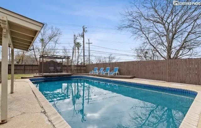 3-bedroom rental at 105 Gladiola Unit B in Castle Hills, TX — photo 2