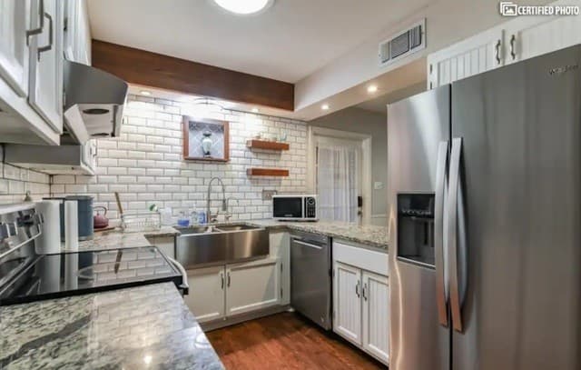 3-bedroom rental at 105 Gladiola Unit B in Castle Hills, TX — photo 4