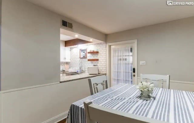 3-bedroom rental at 105 Gladiola Unit B in Castle Hills, TX — photo 5