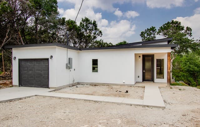 3-bedroom rental at 1491 Winding Creek Trail in Spring Branch, TX — photo 2