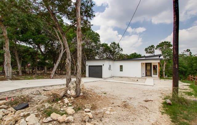 3-bedroom rental at 1491 Winding Creek Trail in Spring Branch, TX — photo 3