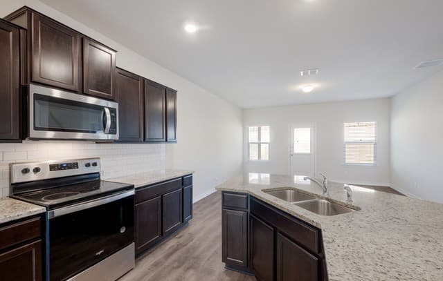 5-bedroom rental at 2926 Wentwood in San Antonio, TX — photo 3