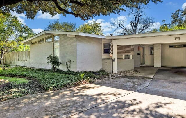 3-bedroom rental at 414 Laramie Dr in San Antonio, TX — photo 2