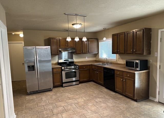3-bedroom rental at 9227 Spring Dawn in San Antonio, TX — photo 3