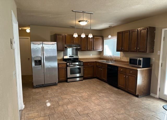 3-bedroom rental at 9227 Spring Dawn in San Antonio, TX — photo 4