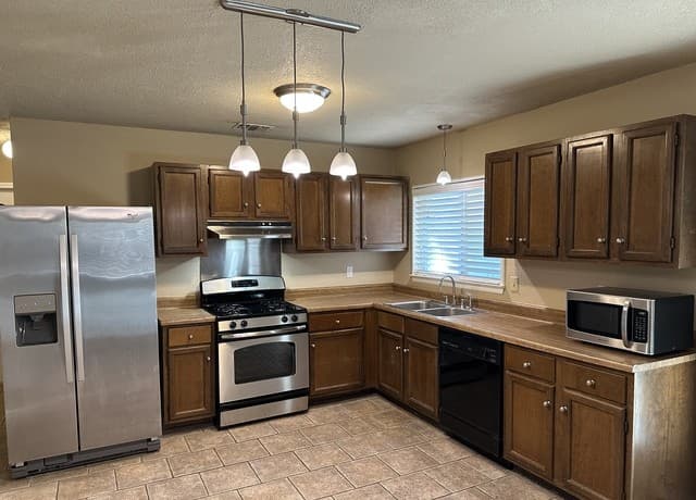 3-bedroom rental at 9227 Spring Dawn in San Antonio, TX — photo 5