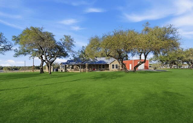 5-bedroom rental at 102 Winchester in Bergheim, TX — photo 2