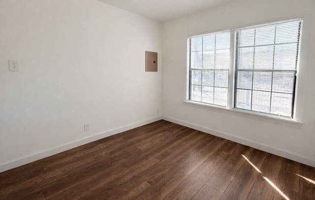 2-bedroom rental at 1411 Lamar in San Antonio, TX — photo 4