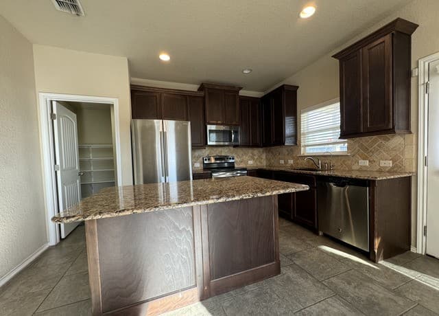 3-bedroom rental at 9634 Legislation in Converse, TX — photo 3