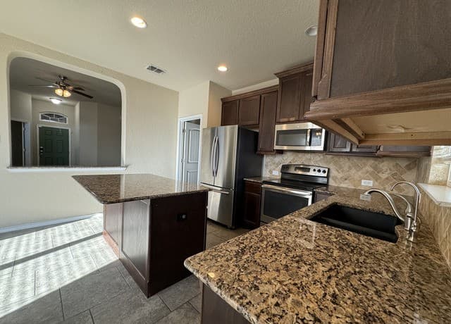 3-bedroom rental at 9634 Legislation in Converse, TX — photo 4