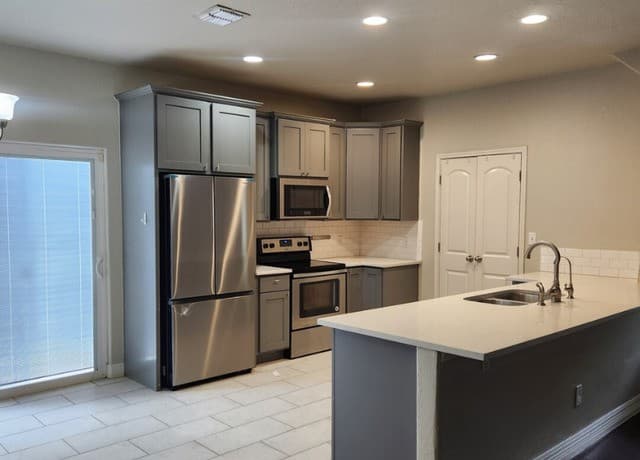 3-bedroom rental at 1019 W Rosewood in San Antonio, TX — photo 5