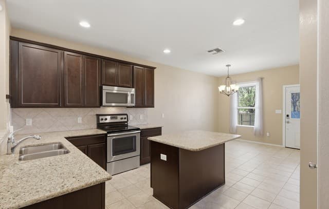 3-bedroom rental at 27203 Rio Bank in Boerne, TX — photo 4