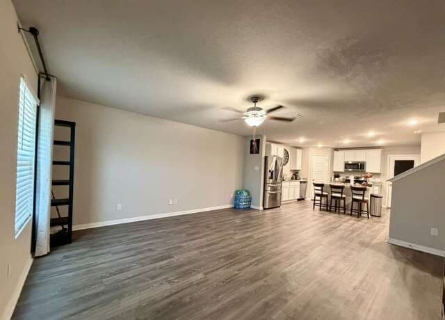 4-bedroom rental at 627 Retama Pass in San Antonio, TX — photo 4