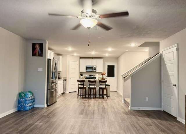 4-bedroom rental at 627 Retama Pass in San Antonio, TX — photo 5