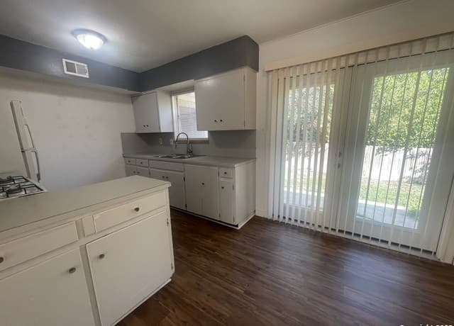 2-bedroom rental at 4512 Slayden Dr in San Antonio, TX — photo 2