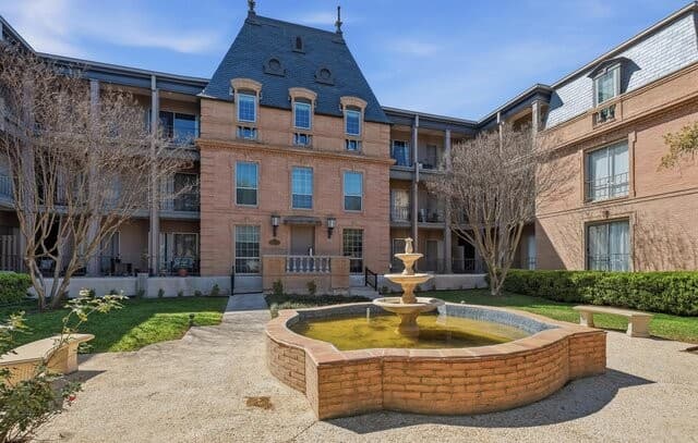1-bedroom rental at 7709 Broadway Unit 121 in San Antonio, TX — photo 2