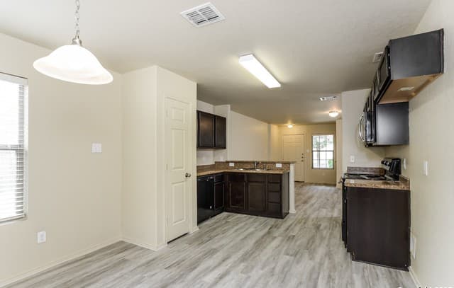 4-bedroom rental at 7603 Millchase in San Antonio, TX — photo 2