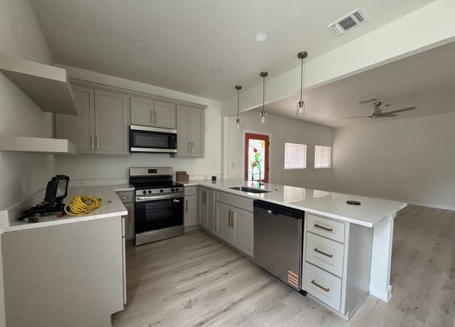 4-bedroom rental at 631 E Mistletoe in San Antonio, TX — photo 3