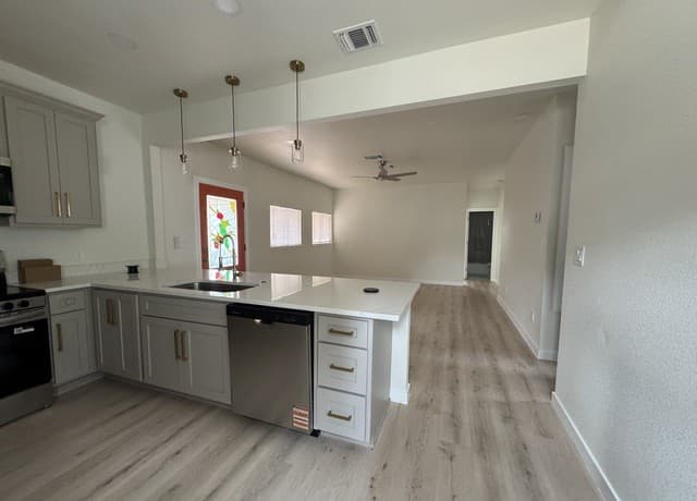 4-bedroom rental at 631 E Mistletoe in San Antonio, TX — photo 4