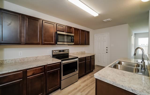 3-bedroom rental at 2350 Redlove in San Antonio, TX — photo 2