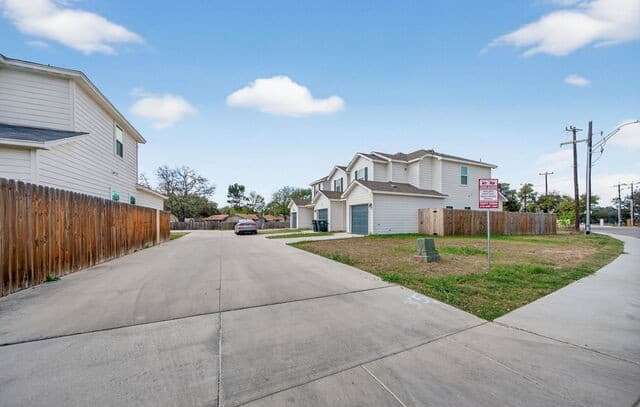 3-bedroom rental at 4110 Swans Landing Unit 101 in San Antonio, TX — photo 3