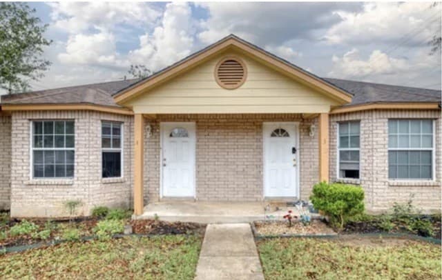 2-bedroom rental at 622 S Oak in Pearsall, TX — photo 2
