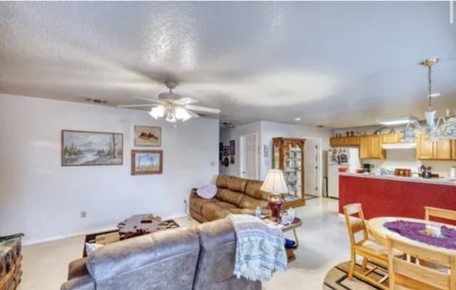 2-bedroom rental at 622 S Oak in Pearsall, TX — photo 3