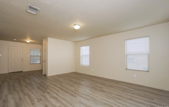 3-bedroom rental at 10210 Hunters Pond in San Antonio, TX — photo 4