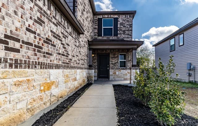 4-bedroom rental at 4821 Park Glen in Marion, TX — photo 4