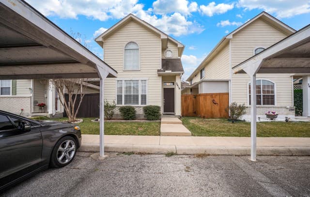 2-bedroom rental at 2619 Crown Arbor Dr in San Antonio, TX — photo 2