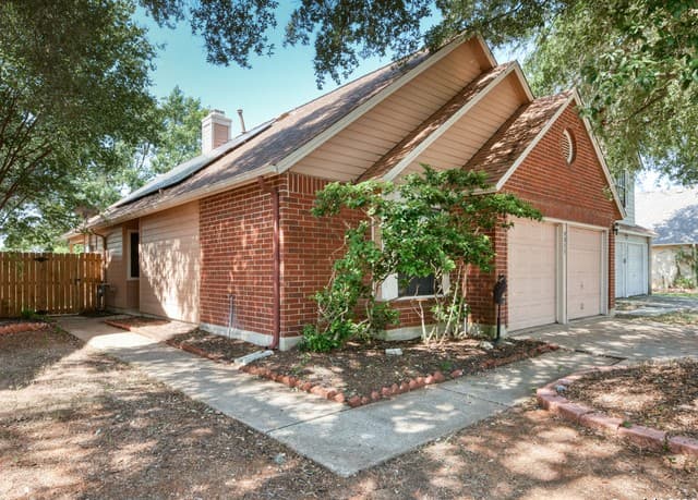3-bedroom rental at 9811 Wagon Train in Converse, TX — photo 2