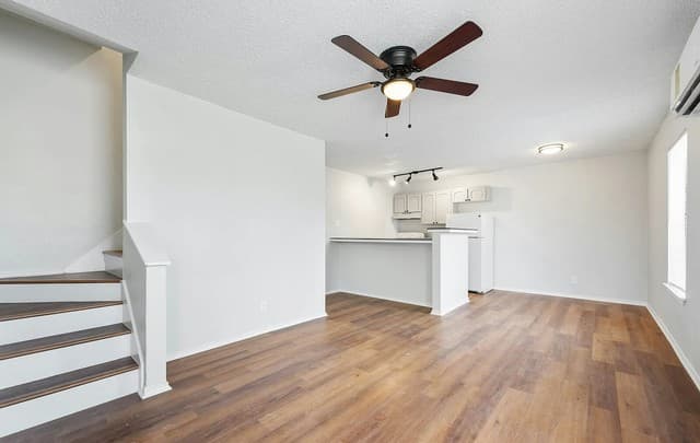 2-bedroom rental at 131 Elsie Ave Unit 301 in San Antonio, TX — photo 3