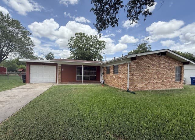 3-bedroom rental at 4519 Creekmoor Dr in San Antonio, TX — photo 2