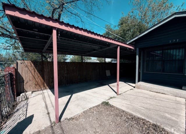 3-bedroom rental at 321 Huntington in San Antonio, TX — photo 2
