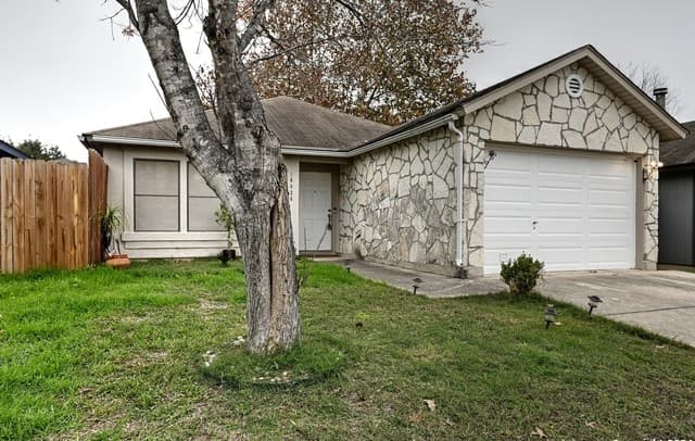 2-bedroom rental at 16426 Alwick Ln in San Antonio, TX — photo 2