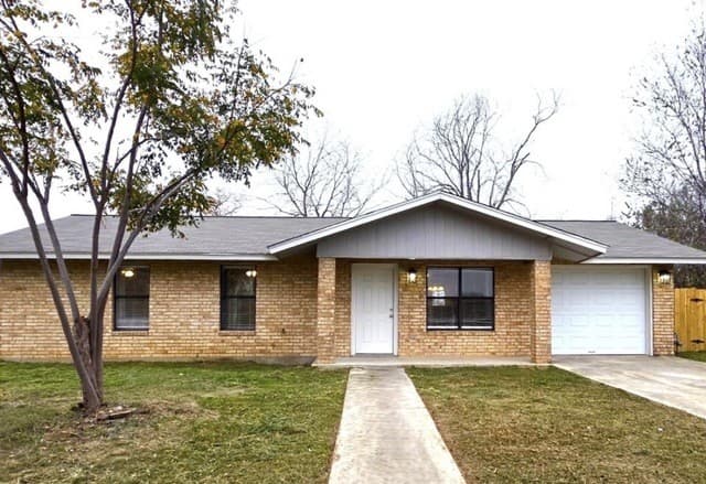 3-bedroom rental at 809 8th in Floresville TX