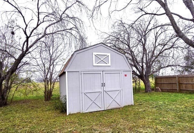 3-bedroom rental at 809 8th in Floresville, TX — photo 2