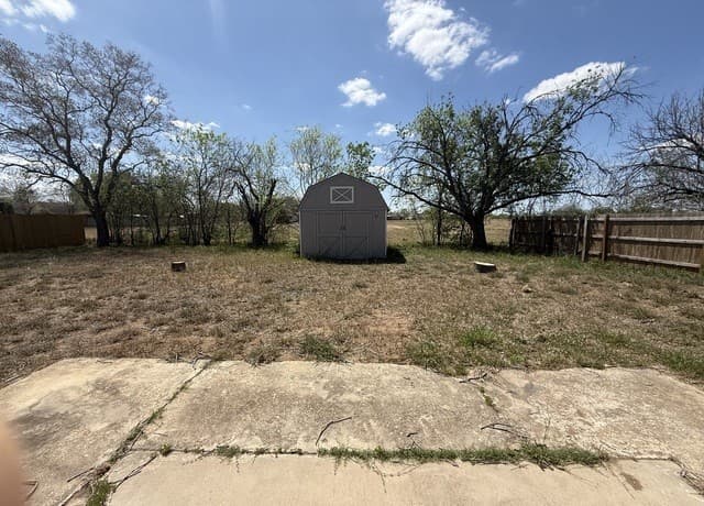 3-bedroom rental at 809 8th in Floresville, TX — photo 3