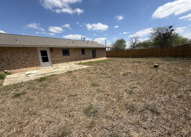 3-bedroom rental at 809 8th in Floresville, TX — photo 4