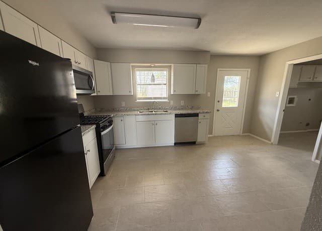 3-bedroom rental at 809 8th in Floresville, TX — photo 5