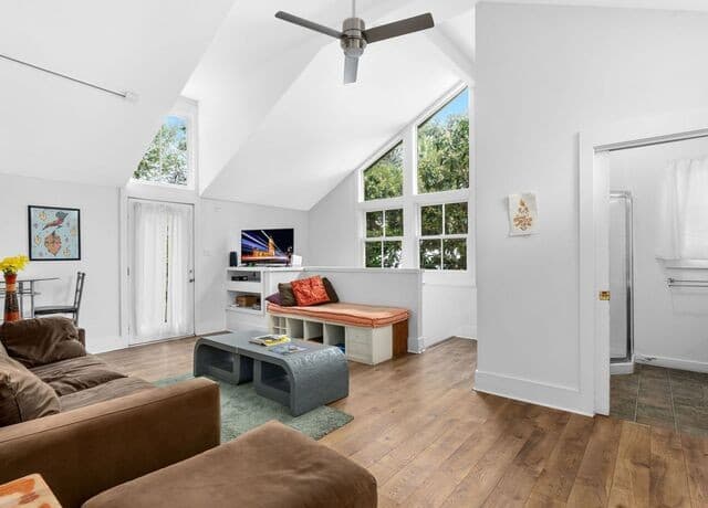 2-bedroom rental at 215 Beauregard - Unit B in San Antonio, TX — photo 2