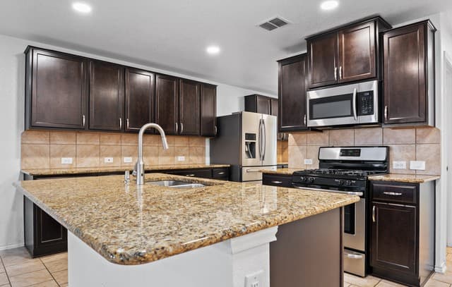 5-bedroom rental at 252 Elisabeth Run in San Antonio, TX — photo 2