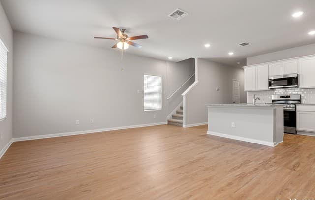 3-bedroom rental at 3925 Abbott Pass Unit 101 in St Hedwig, TX — photo 4