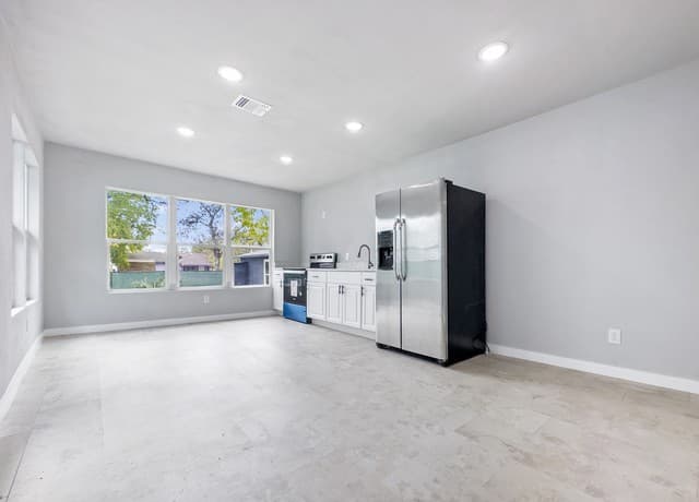 1-bedroom rental at 1606 W Wildwood Unit A in San Antonio, TX — photo 3