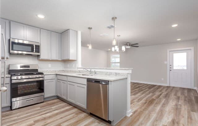 3-bedroom rental at 448 Abigail Aly in San Antonio, TX — photo 2