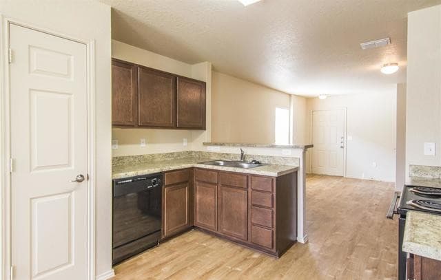 4-bedroom rental at 10214 Hunters Pond in San Antonio, TX — photo 2